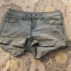 “Shortie” shorts light washed